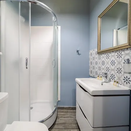 On Stavropihiiska Street 3 *